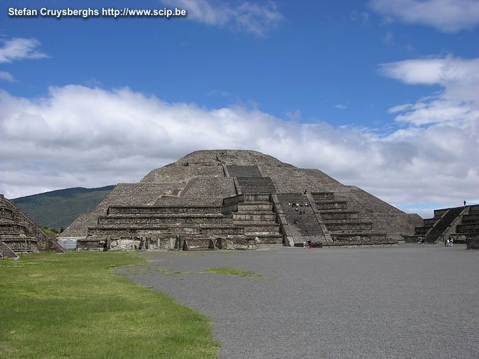 Teotihuacan - Pyramid of the moon  Stefan Cruysberghs